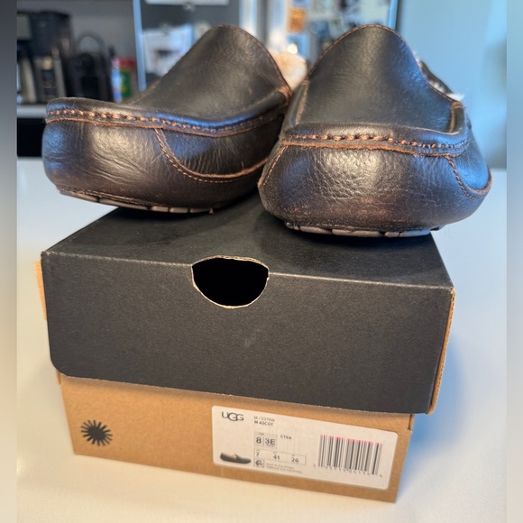 UGG - Men’s Leather Ascot Slipper in Size 8 Wide - Picture 2 of 16